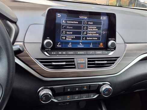 Used 2025 Nissan Altima 2.5 SV image 16