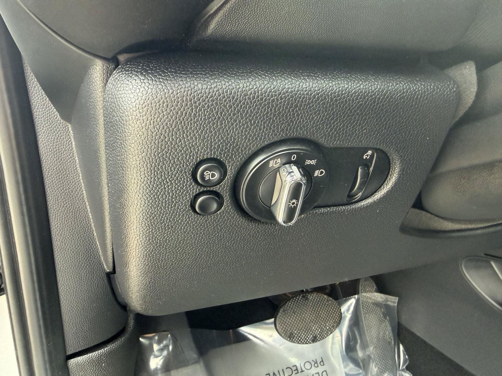 Used 2022 MINI Cooper 4-Door Hardtop w/ Premium Package FWD image 12