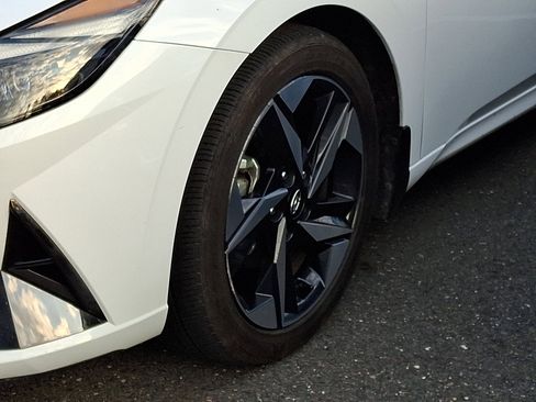 Used 2023 Hyundai Elantra Limited image 7