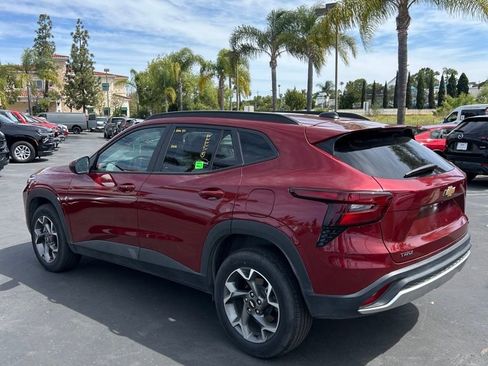 Used 2025 Chevrolet Trax LT w/ LT Convenience Package FWD image 7