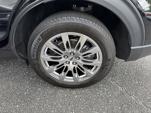 Used 2025 Ford Explorer Platinum image 30