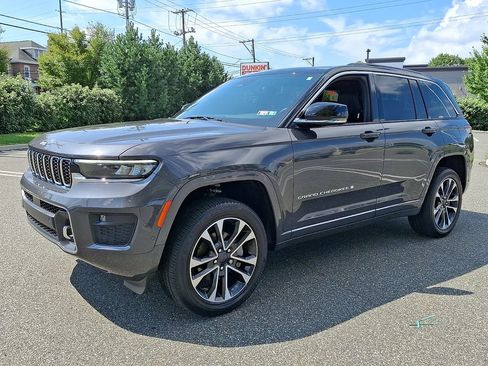 Used 2024 Jeep Grand Cherokee Overland w/ Luxury Tech Group IV AWD/4WD image 6
