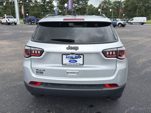 Used 2025 Jeep Compass Latitude w/ Convenience Group AWD/4WD image 7