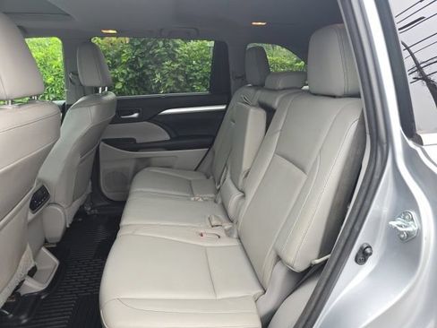 Used 2015 Toyota Highlander XLE AWD/4WD image 11
