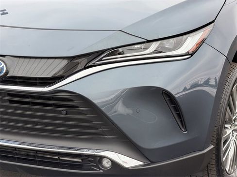 Used 2023 Toyota Venza Limited image 10