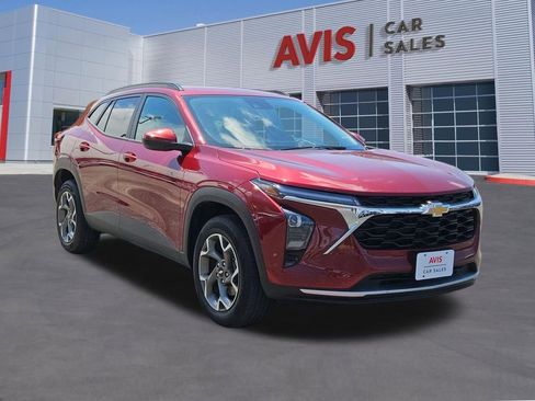 Used 2025 Chevrolet Trax LT w/ LT Convenience Package FWD image 9