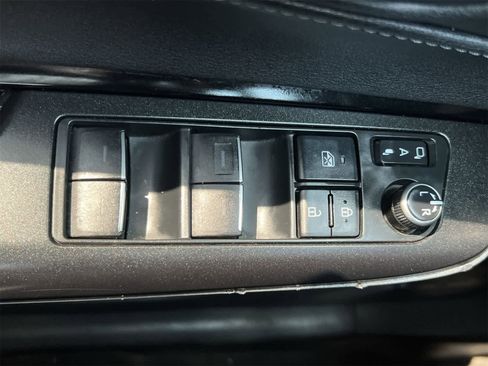 Used 2021 Toyota Venza LE image 18