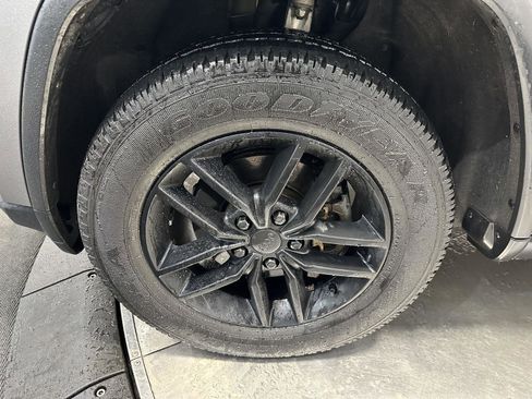 Used 2018 Jeep Grand Cherokee Limited image 8