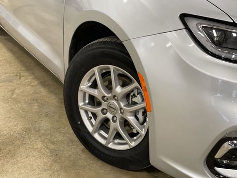 Used 2024 Chrysler Pacifica Touring-L FWD image 12