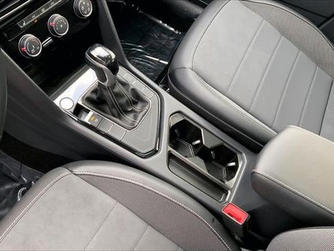 Used 2023 Volkswagen Taos SE w/ Panoramic Sunroof Package image 17