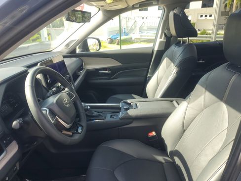 Used 2024 Toyota Grand Highlander Platinum AWD/4WD image 16