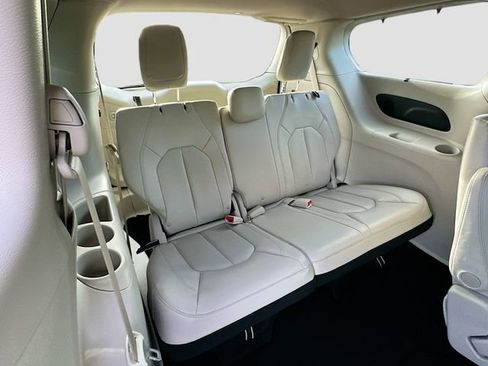 Used 2020 Chrysler Pacifica Touring-L Plus w/ Advanced Safetytec Group image 28