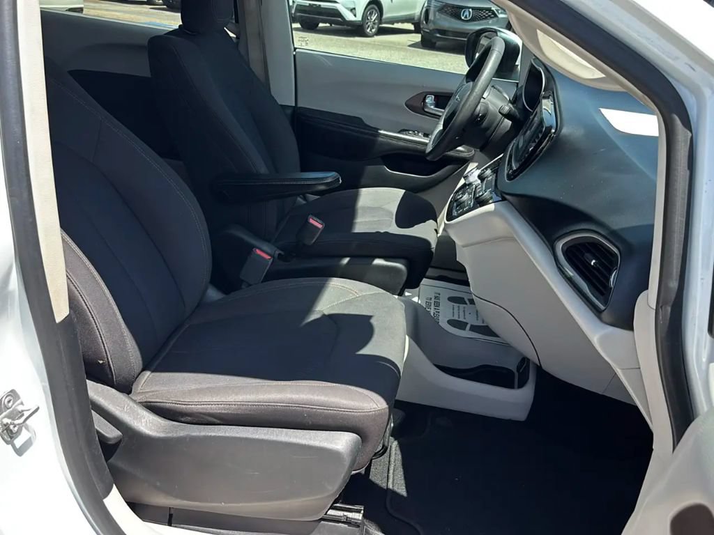 Used 2017 Chrysler Pacifica LX FWD image 23