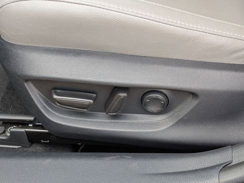 Used 2025 Toyota Camry SE w/ Convenience Package image 15