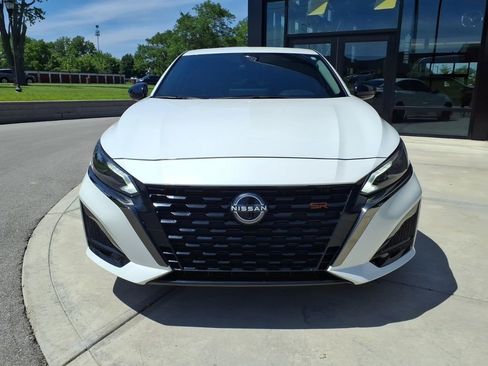 Used 2024 Nissan Altima 2.5 SR w/ SR Premium Package FWD image 2