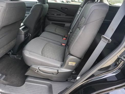 Used 2024 Nissan Pathfinder SV image 16