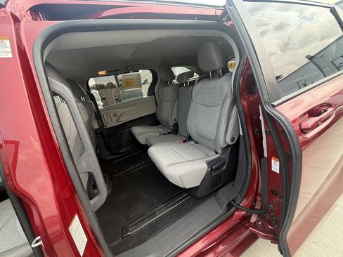 Used 2022 Toyota Sienna LE FWD image 12