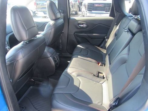 Used 2019 Jeep Cherokee Trailhawk AWD/4WD image 23