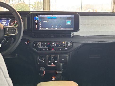 Used 2025 Jeep Wrangler Sahara image 18