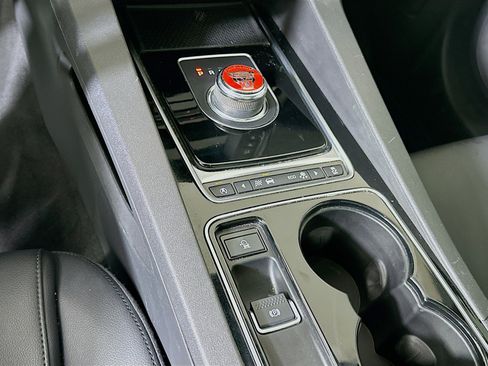 Used 2017 Jaguar F-PACE Premium image 24