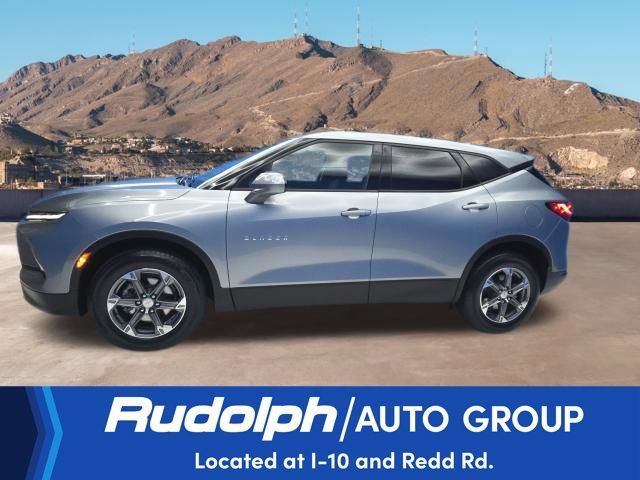 Used 2025 Chevrolet Blazer LT FWD image 2