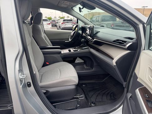 Certified 2023 Toyota Sienna LE FWD image 19