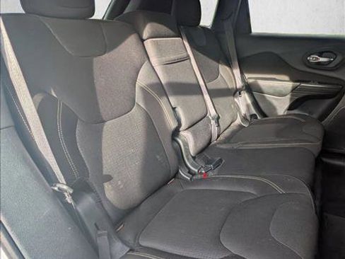 Used 2017 Jeep Cherokee Latitude w/ Comfort & Sound Group FWD image 18