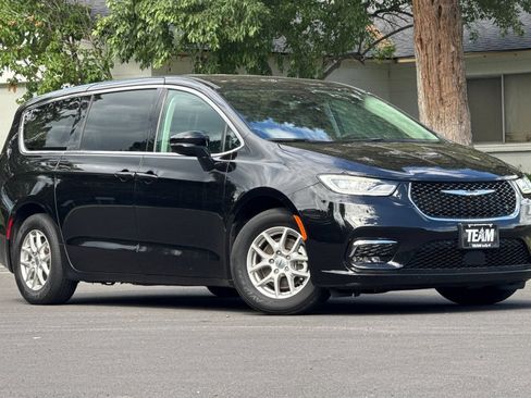 Used 2024 Chrysler Pacifica Touring-L FWD image 2
