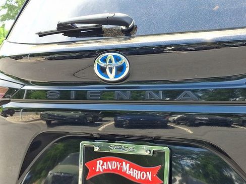 Used 2024 Toyota Sienna LE FWD image 31