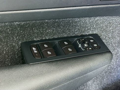 Used 2019 Volvo XC40 T5 Momentum image 18