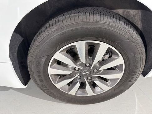 Used 2023 Chrysler Pacifica Limited FWD image 7