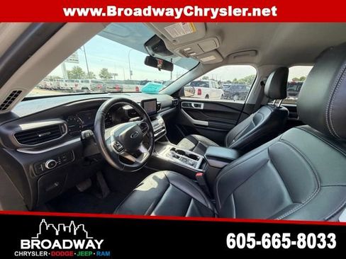 Used 2022 Ford Explorer XLT w/ Equipment Group 202A AWD/4WD image 16