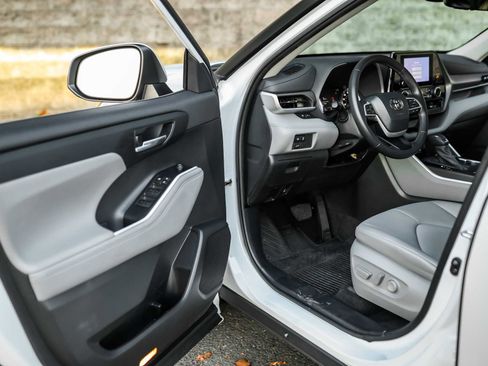 Certified 2023 Toyota Highlander XLE image 22