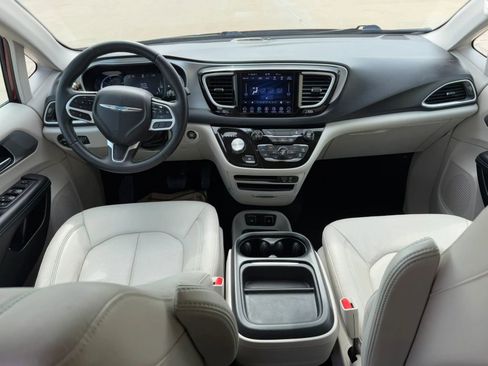 Used 2018 Chrysler Pacifica Touring-L FWD image 14