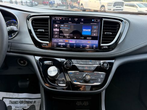 Used 2025 Chrysler Pacifica Limited FWD image 16