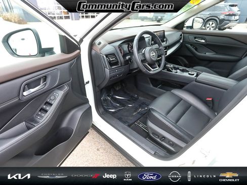 Used 2023 Nissan Rogue SV w/ SV Premium Package image 10