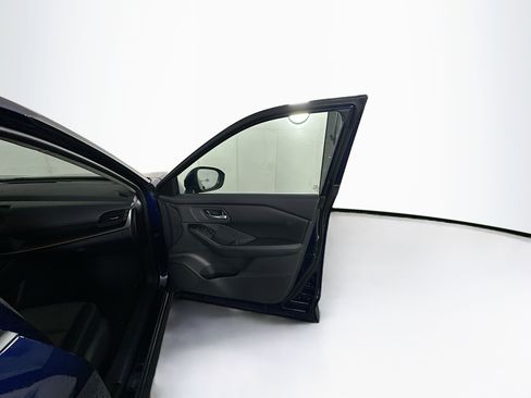 Used 2025 Nissan Rogue SV image 31