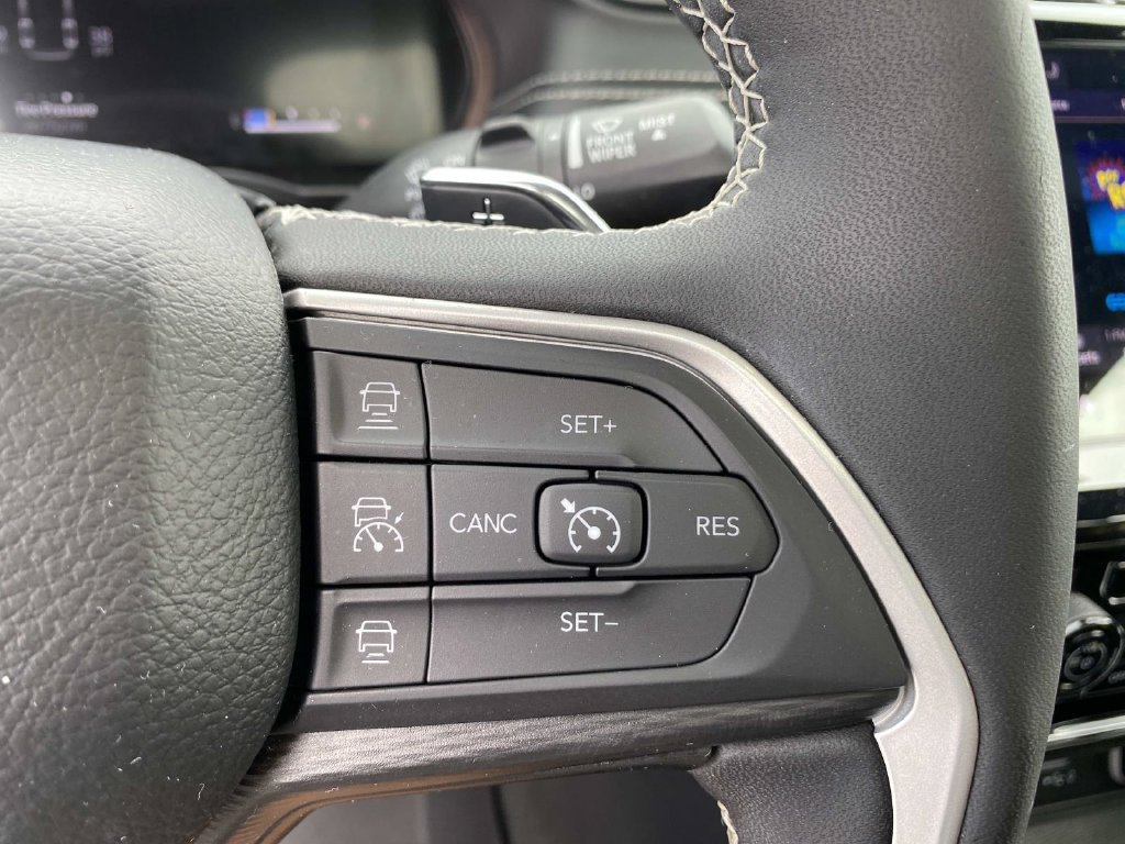 Used 2023 Jeep Grand Cherokee L Laredo AWD/4WD image 19