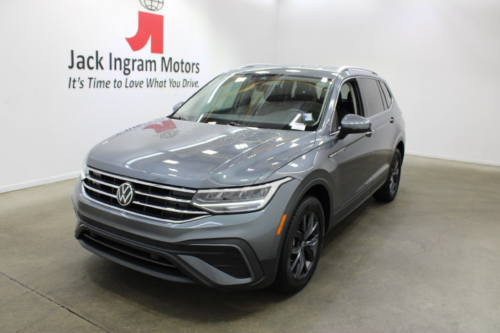 Used 2023 Volkswagen Tiguan SE FWD image 2