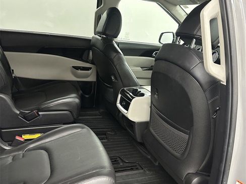 Used 2022 Kia Carnival EX image 36