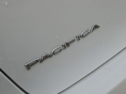Used 2024 Chrysler Pacifica Touring-L FWD image 11