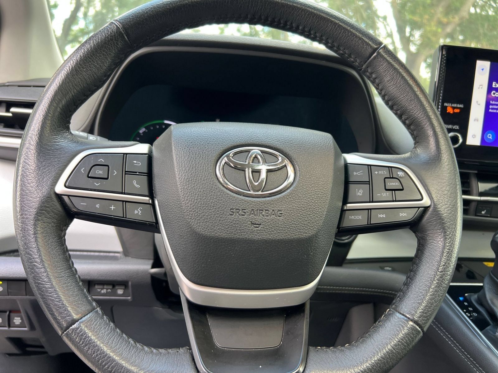 Used 2025 Toyota Sienna XLE FWD image 30