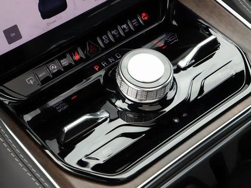 New 2024 Jeep Grand Wagoneer L 4WD w/ Convenience Group III image 39