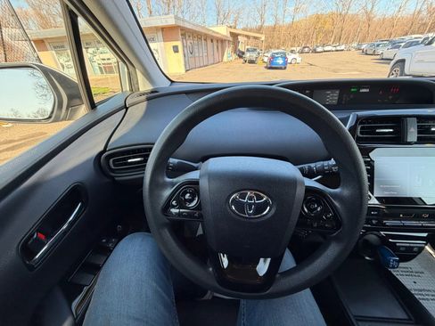 Used 2021 Toyota Prius LE image 22