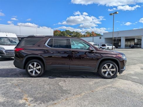 Used 2021 Chevrolet Traverse LT w/ LT Premium Package image 9