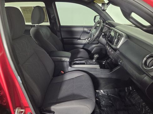 Used 2018 Toyota Tacoma TRD Off-Road AWD/4WD image 30
