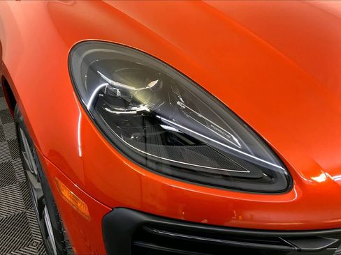 Used 2023 Porsche Macan Turbo image 12