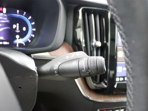 Certified 2024 Volvo XC60 B5 Plus w/ Climate Package image 21