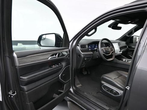 Used 2024 Jeep Wagoneer Series III AWD/4WD image 5