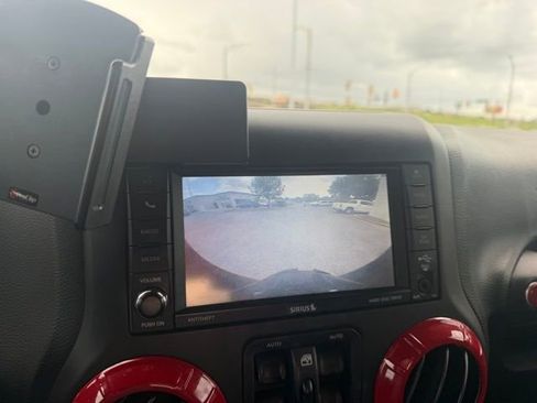 Used 2017 Jeep Wrangler Unlimited Sahara w/ Connectivity Group AWD/4WD image 17